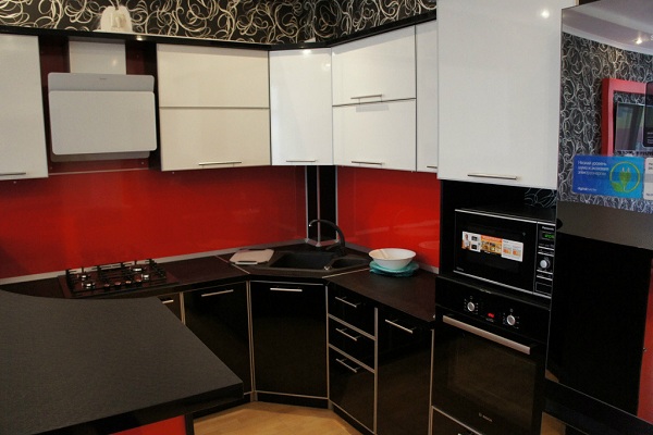 Кухня с красными вставками